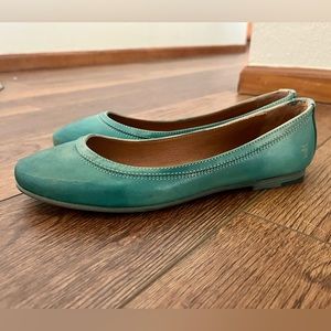 Real leather flats. Only worn a few times, in nearly perfect condition!